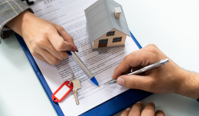 Duas-pessoas-conversando-sobre-regularizacao-de-imoveis-1080x628