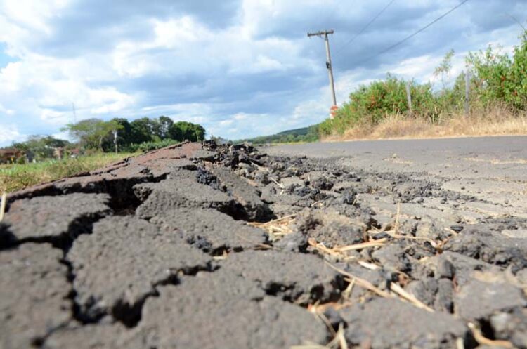 177_Rotatoria-Conselheiro-Laurindo-Reclamacao-Asfalto-750x497
